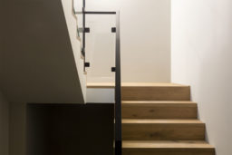 Lichte houten trapbekleding